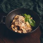 Паста з куркою та грибами